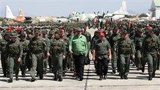 Venezuelský prezident Nicolás Maduro se seel s vojáky, aby zdraznil, e má...