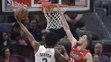 Tomá Satoranský (vpravo) z Washingtonu se snaí zablokovat Collina Sextona z...