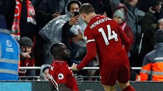 Sadio Mané (vlevo) a Jordan Henderson oslavují gól Liverpoolu.