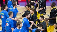 Basketbalisté Opavy (vlevo) a Tenerife se zdraví ped zápasem Ligy mistr.