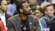 John Wall z Washingtonu sleduje své spoluhráe.