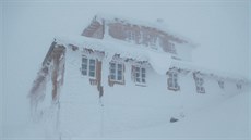 Nová Petrova bouda odolává mohutné vrstv� sn�hu. Turist�m ji otev�ou v záv�ru...