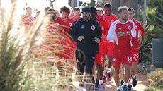 Ale Píta, kondiní trenér fotbalové Slavie (v erném), bhem tréninku na...