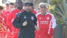 Ale Píta, kondiní trenér fotbalové Slavie (v erném), bhem tréninku na...