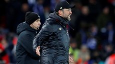 Liverpoolský trenér Jürgen Klopp křičí a gestikuluje během utkání proti...
