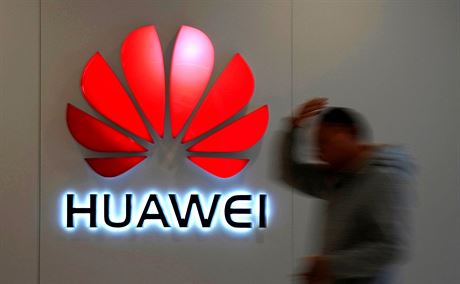 Huawei by mohl kvli zpísnným sankcím nejen pijít o pozici mobilní jedniky. Ilustraní snímek