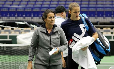 Conchita Martnezov a Karolna Plkov bhem trninku na Fed Cup v Ostrav.
