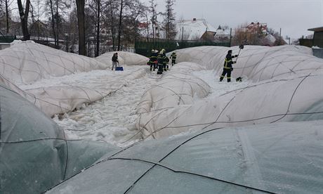 Dobrovolní hasii odklidili sníh, aby mohli halu znovu nafouknout.