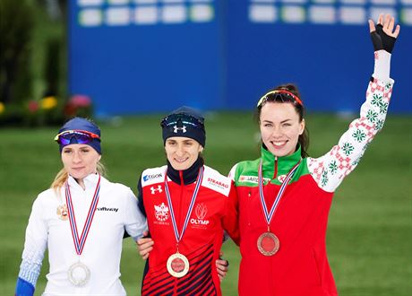 Martina Sáblíková (uprosted) ovládla závod Svtového poháru v Hamaru na 3000...