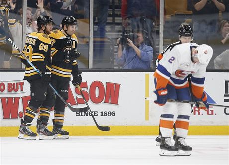 David Pastrák (88) a Patrice Bergeron (37) z Bostonu slaví gól proti New York...