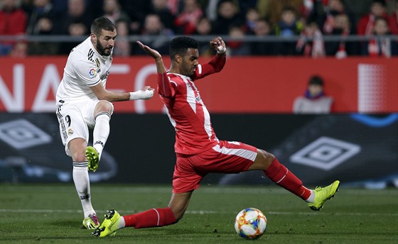 Karim Benzema (vlevo) z Realu Madrid dává gól v pohárové odvet na hiti...