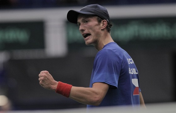 Jií Leheka se raduje z vítzného úderu pi své premiée v Davis Cupu.