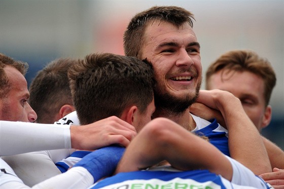 Nikolaj Komlienko (uprosted) se raduje z gólu za Mladou Boleslav. (ilustraní snímek)