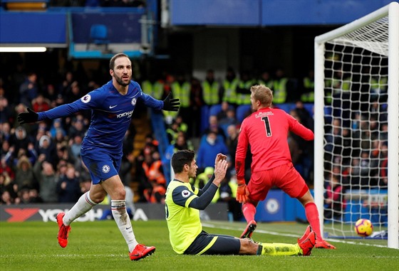 Gonzalo Higuaín z Chelsea se raduje ze vsteleného gólu bhem zápasu proti...