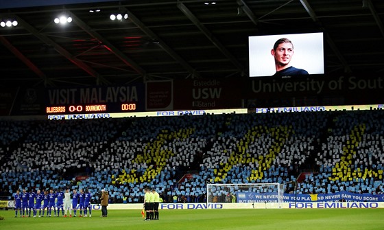 Hráči Cardiffu a Bournemouthu uctili před začátkem utkání památku Emiliana Saly.