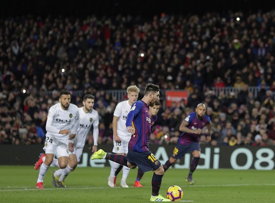Lionel Messi z Barcelony dává gól z penalty bhem zápasu proti Valencii.