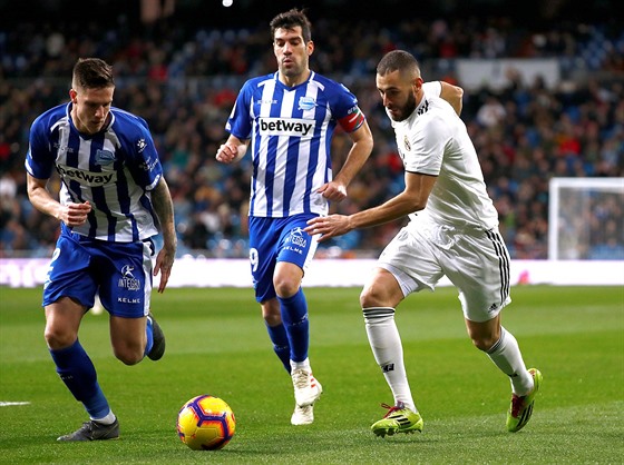 Karim Benzema z Realu Madrid (vpravo) uniká hrám Alavése.