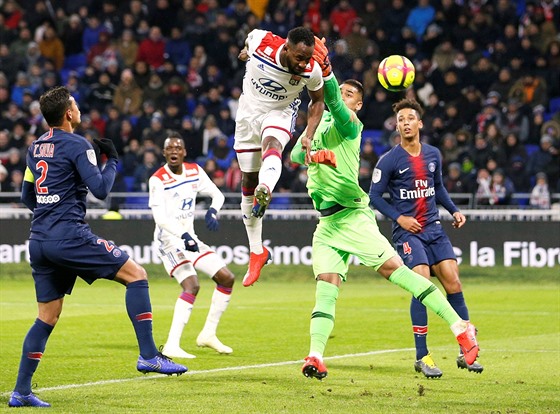 Moussa Dembélé z Lyonu pekonává brankáe Paris St. Germain Alphonse Aréolu.