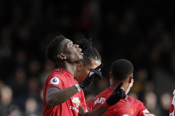 Francouzský záloník Paul Pogba (Manchester United) se dívá k nebi po vstelené...