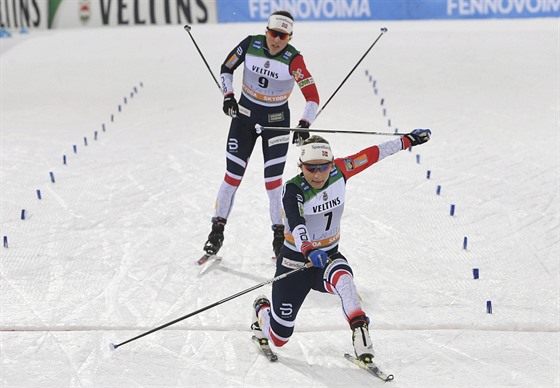 Maiken Caspersen Fallaová finiuje ve sprintu SP v Lahti ped Tiril Udnes...