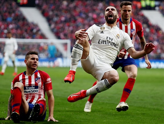 Dani Carvajal, obránce Realu Madrid, je faulován v derby proti Atlétiku.