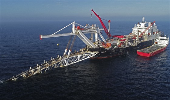 Loď ve vodách Baltského moře pracuje na pokládce potrubí plynovodu Nord Stream...