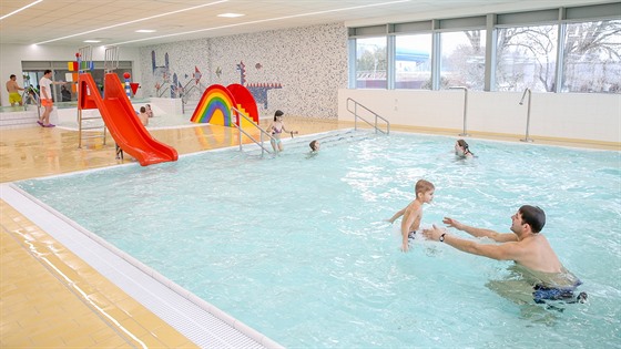 Táborský plavecký stadion má vylepené atny a vstupní vestibul, dtský bazén...