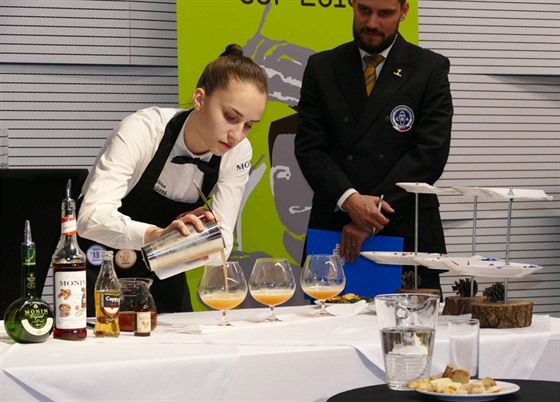 Nicola Carajiová se zaměřuje na přípravu dobré kávy, v soutěži Nejlepší barista...