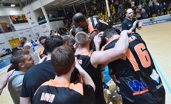 Radost ústeckých basketbalist z triumfu v Dín