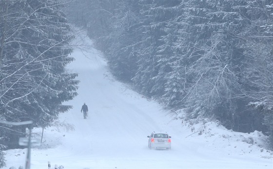 Sněžení komplikovalo dopravu na Vysočině u Větrného Jeníkova. (4. února 2019)