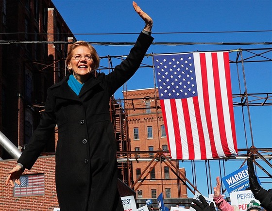 Demokratická senátorka Elizabeth Warrenová oznamuje svou kandidaturu na...