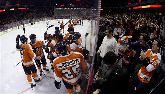 Tým Philadelphia Flyers slaví vítzství na domácím led v NHL