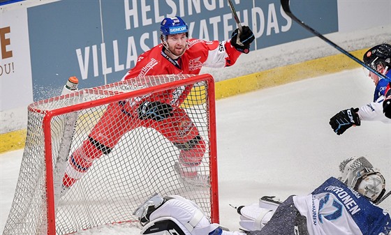 eský hokejista Hynek Zohorna slaví branku do finské sít