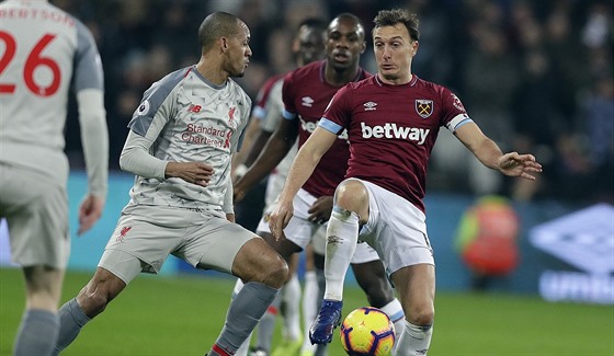 Mark Noble (vpravo) z West Hamu v souboji Fabinhem z Liverpoolu.