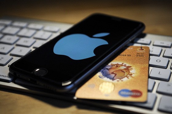 Česká spořitelna potvrdila, že testuje Apple Pay. Služba má přijít do Česka 19. února. Ilustrační snímek.