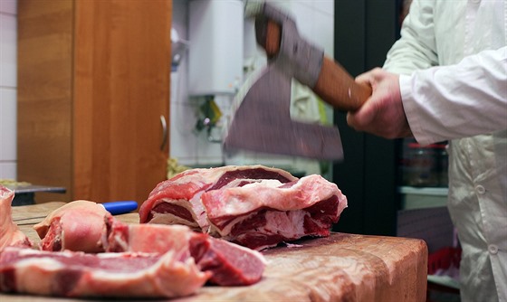 Řezník v obchodě v polském městě Gdyně aranžuje hovězí maso.