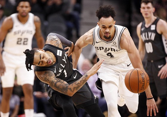 Derrick White (vpravo) ze San Antonia zválcoval DAngela Russella z Brooklynu.