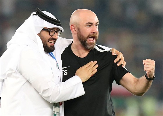Katarské fotbalisty dovedl k asijskému titulu trenér Felix Sanchez Bas (vpravo).