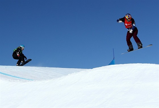 Eva Samková (vpravo) vládla v závodě snowboardcrossařek na mistrovství světa v...