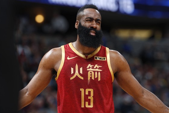 James Harden z Houston zklamaný z výkonu rozhodích.