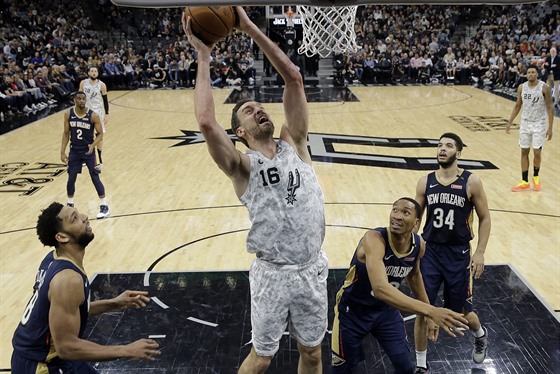 Pau Gasol v akci (jet v dresu San Antonia)