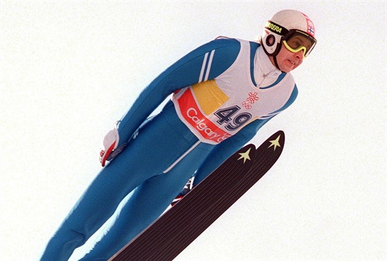 Momentka z roku 1988: Matti Nykänen si v Calgary skoil pro olympijský triumf.