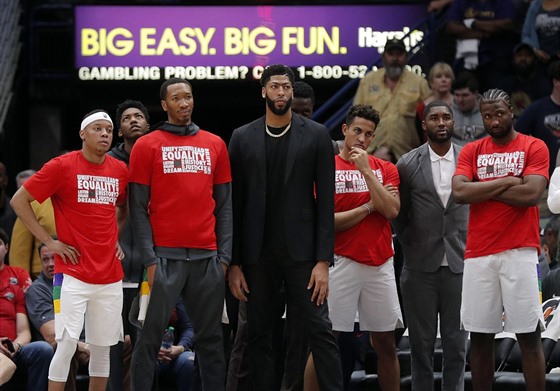 Anthony Davis (v erném) a jeho spoluhrái z laviky New Orleans.