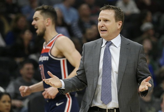 Washingtonský trenér Scott Brooks se pe s rozhodím, v pozadí Tomá Satoranský.