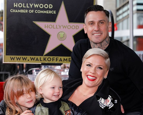 Zpvaka Pink, její manel Carey Hart a dti Willow a Jameson (Los Angeles, 5....