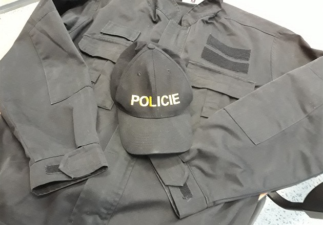 Policejní epice a pracovní bunda, pomocí ní se podvodník snail oklamat...