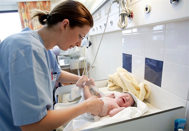 Pomáhají s péčí i kojením. Porodní asistentky jsou v kurzu, nemocnice ladí systém