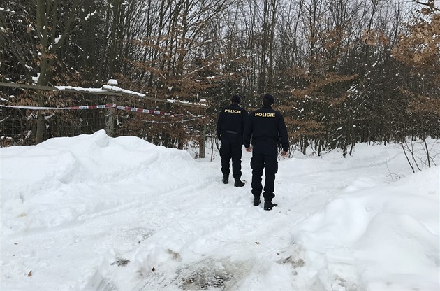 Policisté psobí v areálu bývalých muniních sklad ve Vlachovicích na Zlínsku...