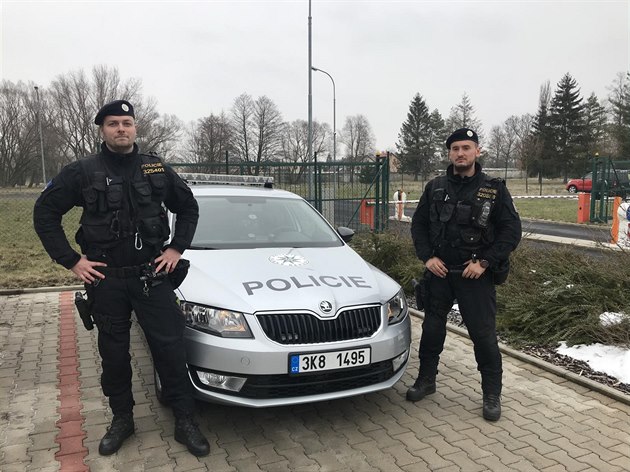 Policisté Vladislav Klime a Petr Krupa (zleva) z obvodního oddlení Karlovy...
