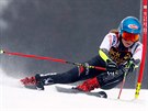 Mikaela Shiffrinová na trati obího slalomu v Mariboru.